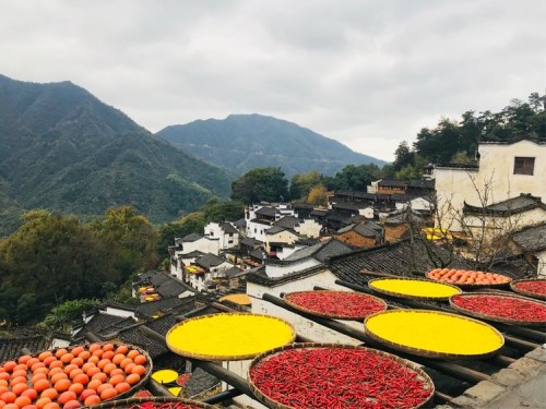 一生癡絕處，無夢入徽州